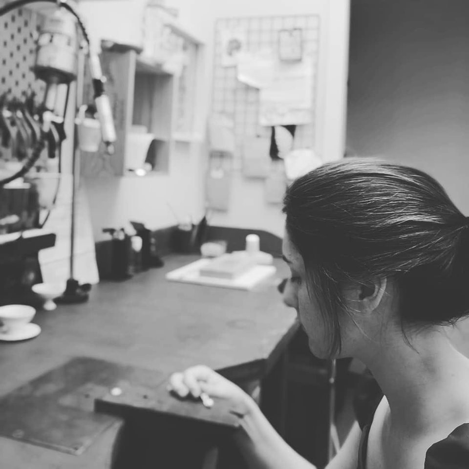 Marijke aan haar werkbank